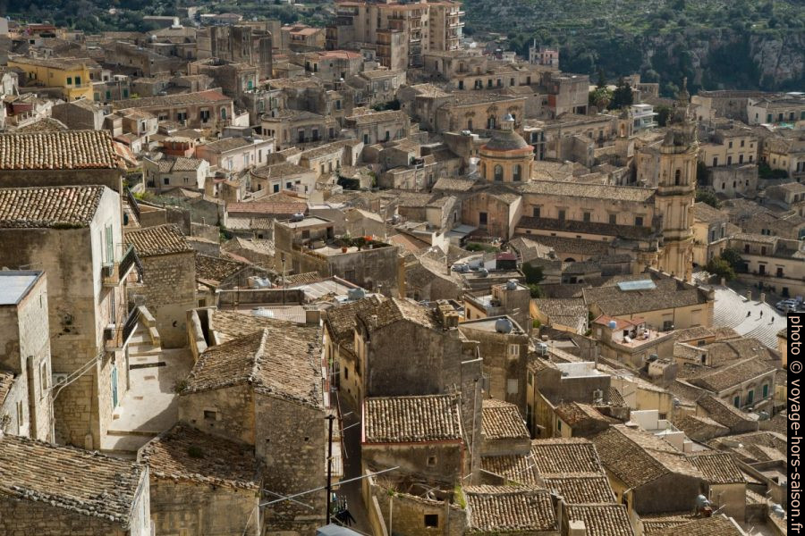 Le Duomo di San Giorgio parmi les maisons de Modica. Photo © Alex Medwedeff