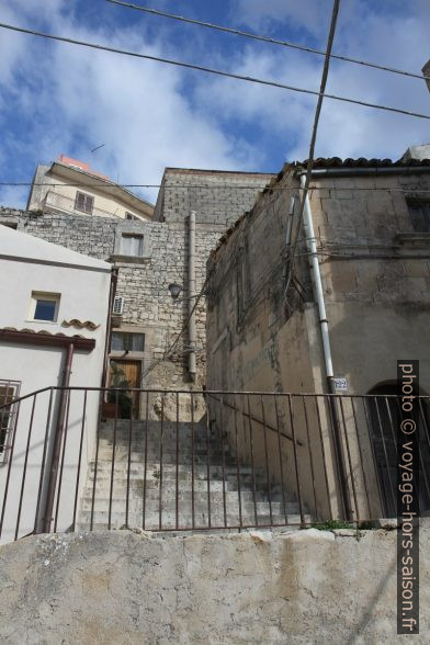 Escalier dans le quartier raide sous le Belvedere Pizzo. Photo © Alex Medwedeff