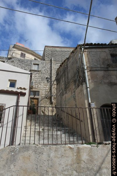Escalier dans le quartier raide sous le Belvedere Pizzo. Photo © Alex Medwedeff
