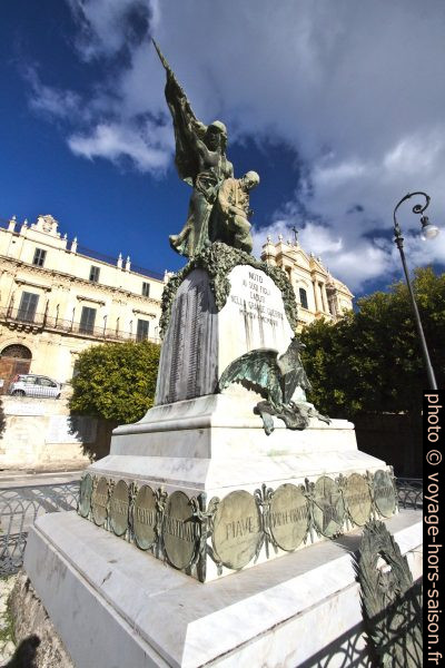 Monument aux morts de la première guerre mondiale à Noto. Photo © André M. Winter