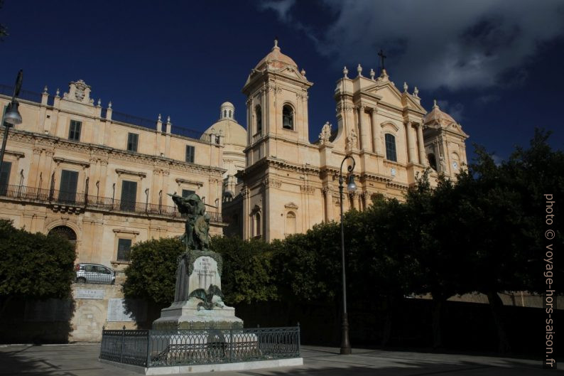 Palazzo Landolina et Basilica Minore di San Nicolò. Photo © Alex Medwedeff