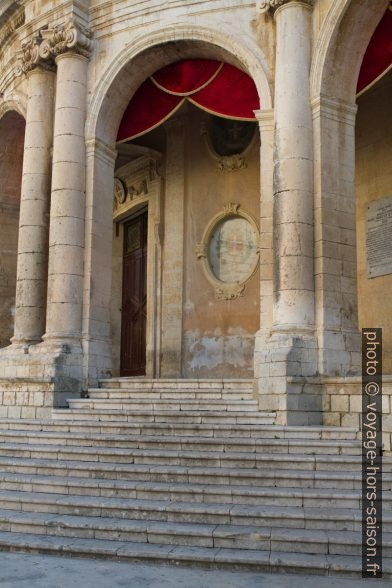 Arcades du Palazzo Ducezio. Photo © Alex Medwedeff