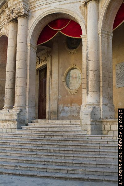 Arcades du Palazzo Ducezio. Photo © Alex Medwedeff