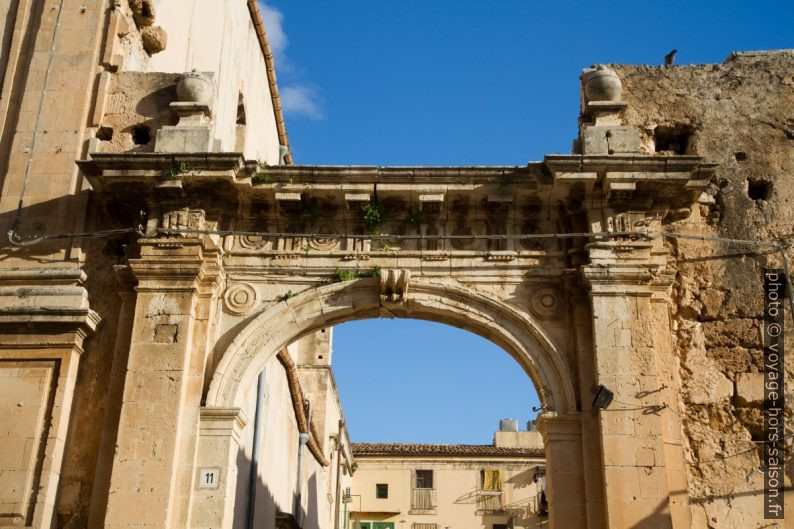 Arc de portail. Photo © Alex Medwedeff