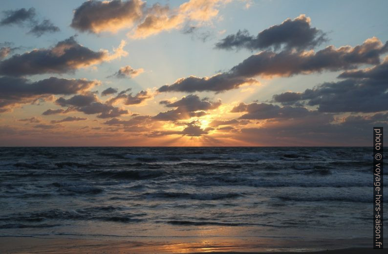 Coucher de soleil sur la mer. Photo © Alex Medwedeff