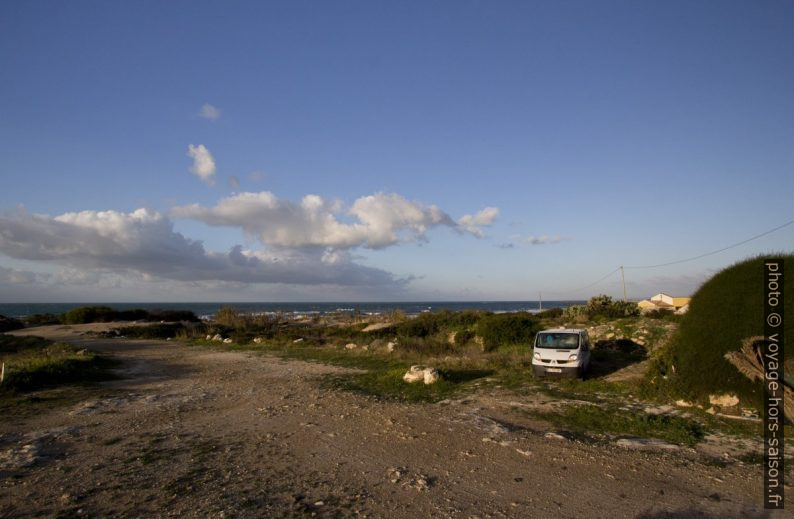 Notre trafic derrière les dunes du Lido Carratois. Photo © André M. Winter