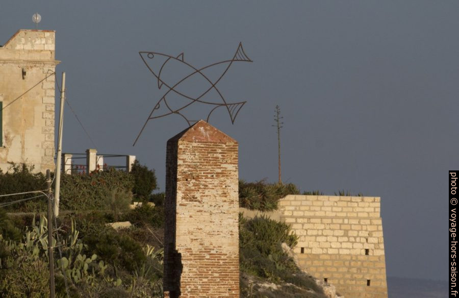 Sculpture sur la cheminée de la tonnara de Portopalo. Photo © André M. Winter