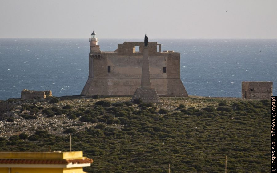 Phare sur le fort de l'Isola di Capo Passero. Photo © André M. Winter