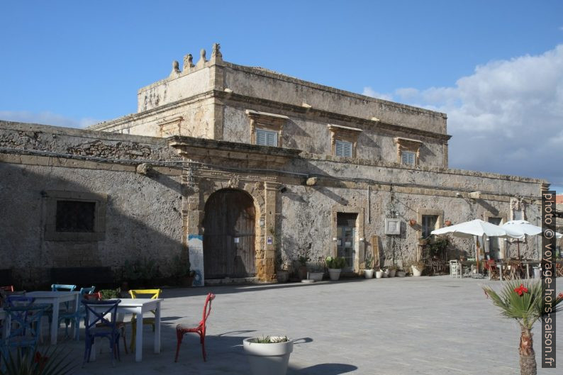 Vieil hangar sur le port de Marzamemi. Photo © Alex Medwedeff