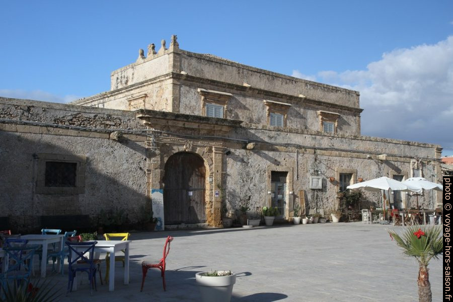 Vieil hangar sur le port de Marzamemi. Photo © Alex Medwedeff