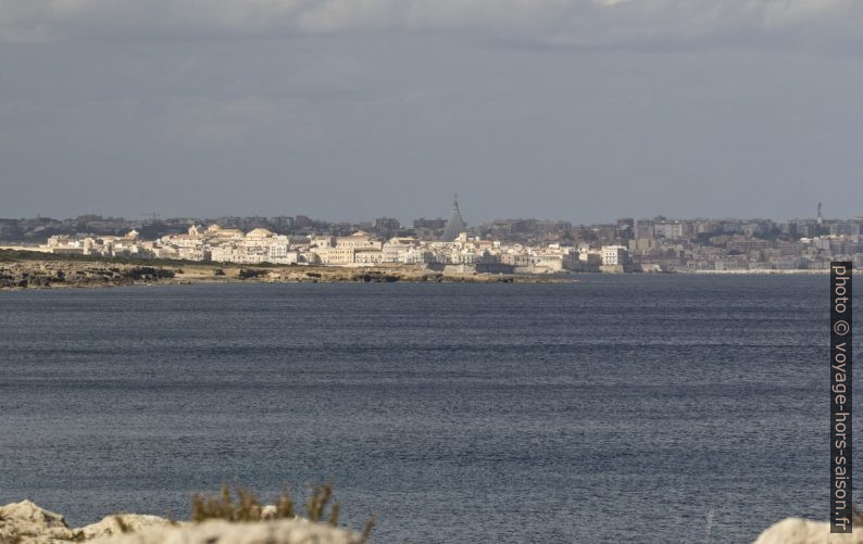 Vue par dessus la Punta Tavola vers Syracuse. Photo © André M. Winter