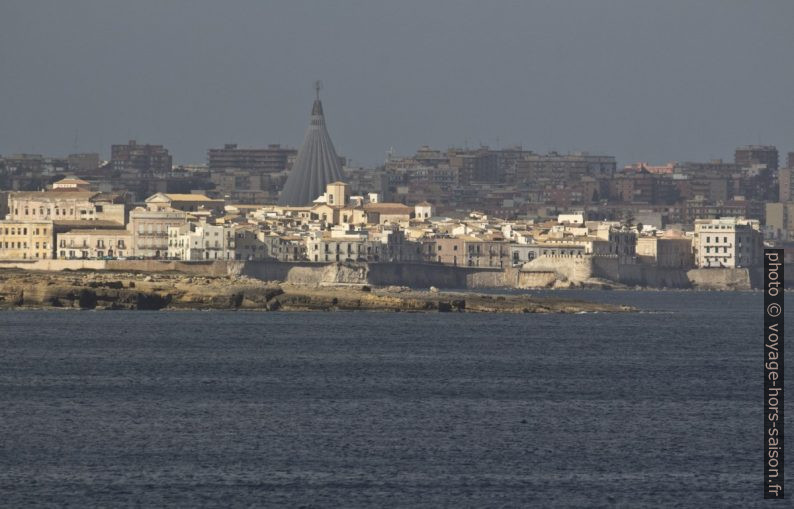 Ortigia et le Santuario Madonna delle Lacrime. Photo © André M. Winter