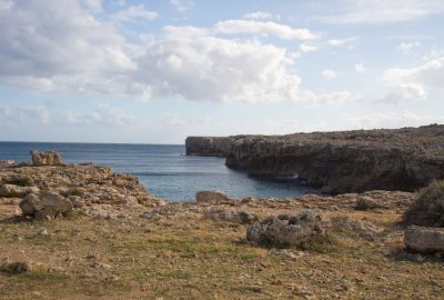 Vue le long de la côte vers le sud de la Penisola della Maddalena. Photo © Alex Medwedeff