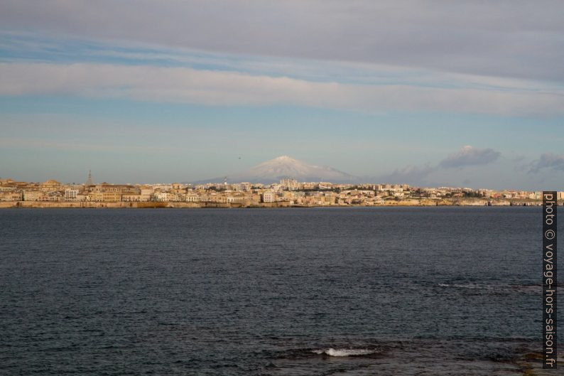 L'Etna derrière Syracuse. Photo © Alex Medwedeff