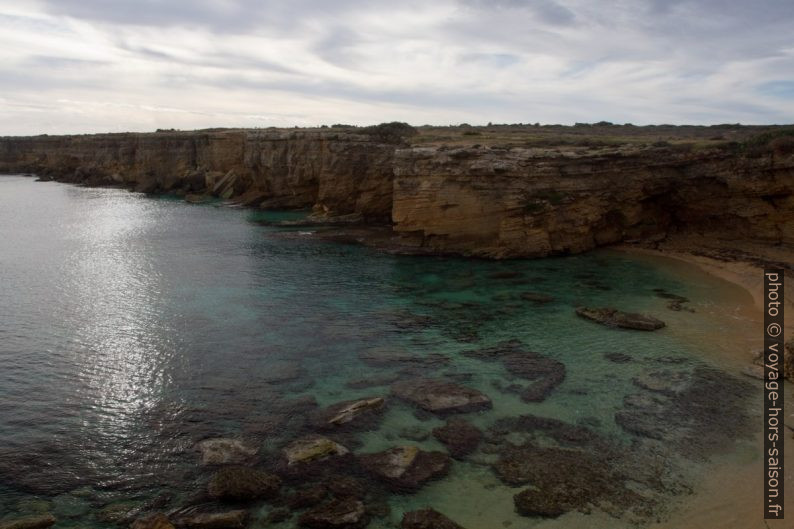 Côte calcaire au sud de la Punta della Mola. Photo © Alex Medwedeff