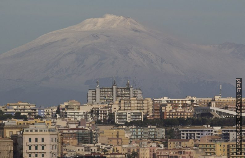 Immeubles modernes de Syracuse et l'Etna derrière. Photo © André M. Winter