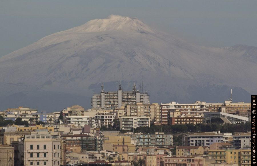 Immeubles modernes de Syracuse et l'Etna derrière. Photo © André M. Winter