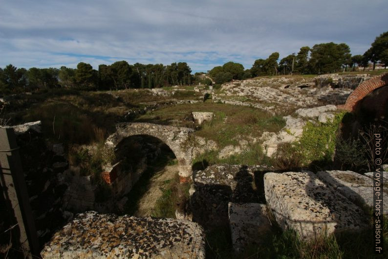 Les entrées de l'amphithéâtre romain de Syracuse. Photo © André M. Winter