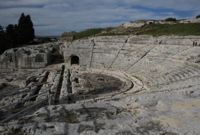 Théâtre grec de Syracuse vue de l'est vers l'ouest. Photo © Alex Medwedeff