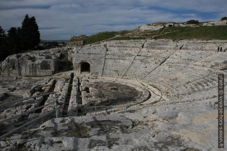 Théâtre grec de Syracuse vue de l'est vers l'ouest. Photo © Alex Medwedeff