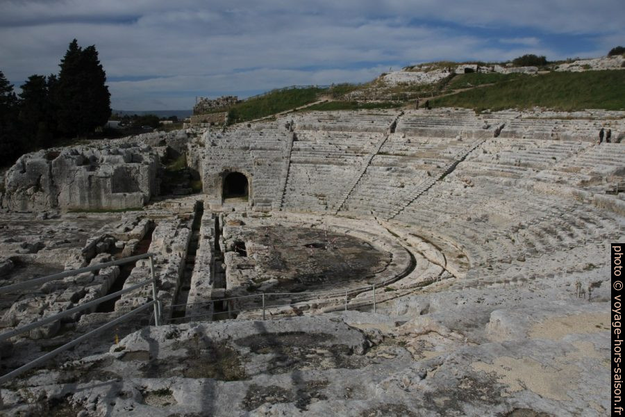 Théâtre grec de Syracuse vue de l'est vers l'ouest. Photo © Alex Medwedeff