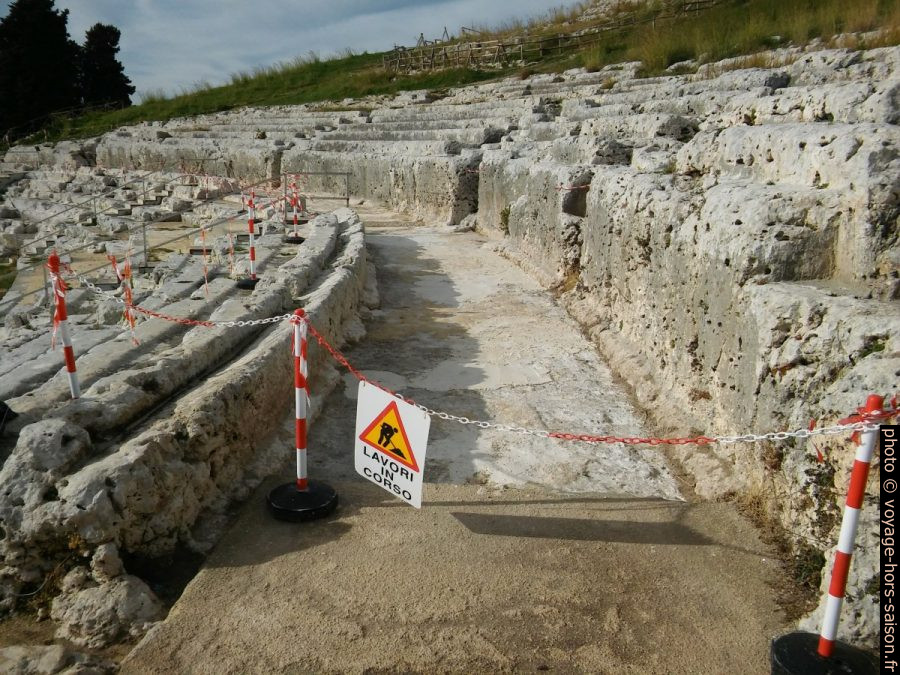 Travaux contemporains dans le Théâtre grec de Syracuse. Photo © André M. Winter
