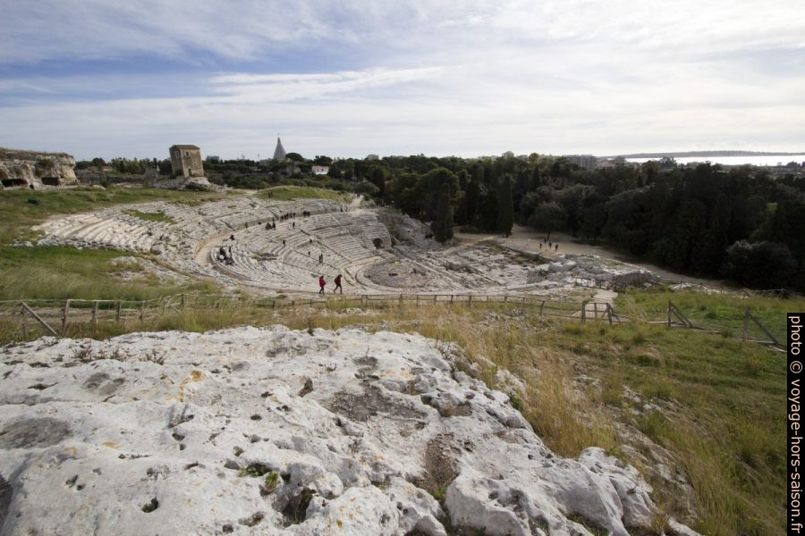 Vue plongeante sur la cavea du théâtre grec de Syracuse. Photo © André M. Winter