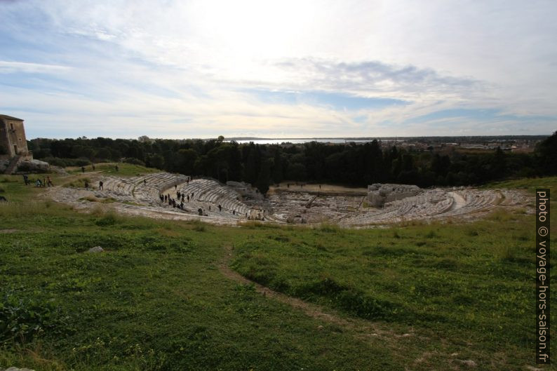 Théâtre grec de Syracuse avec la mer au fond. Photo © André M. Winter