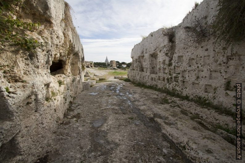 Via dei Sepolcri au-dessus du théâtre grec de Syracuse. Photo © André M. Winter