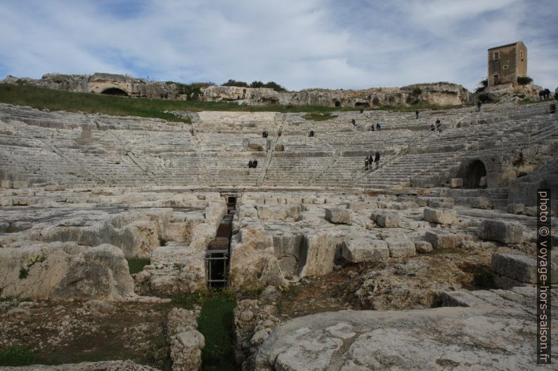 Le théâtre grec de Syracuse vu de la scène. Photo © Alex Medwedeff