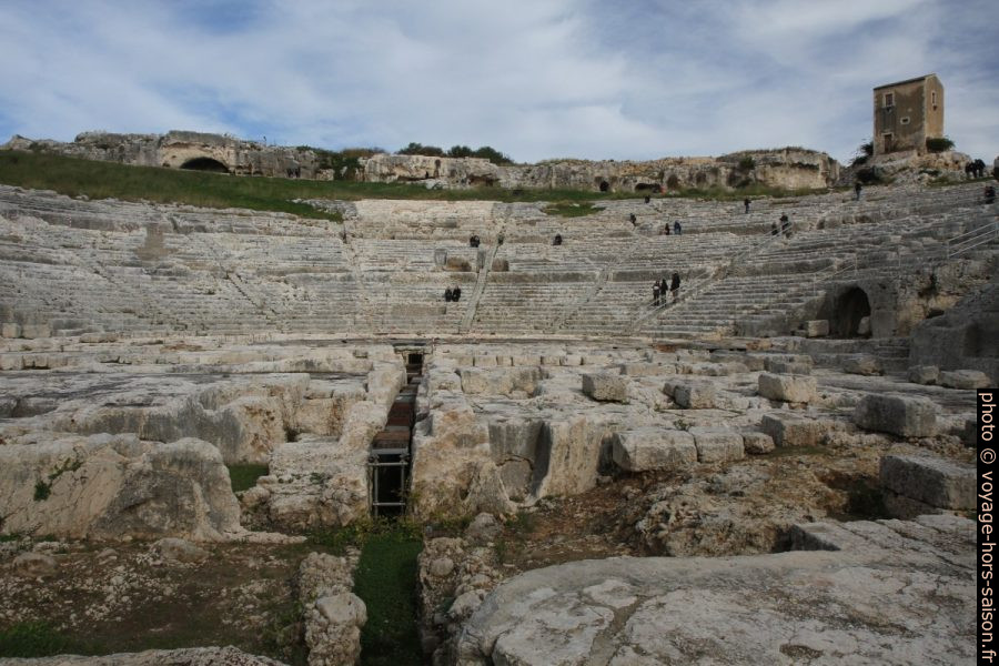 Le théâtre grec de Syracuse vu de la scène. Photo © Alex Medwedeff