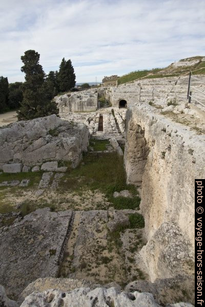 Entaille entre scène et gradins du théâtre grec de Syracuse. Photo © André M. Winter