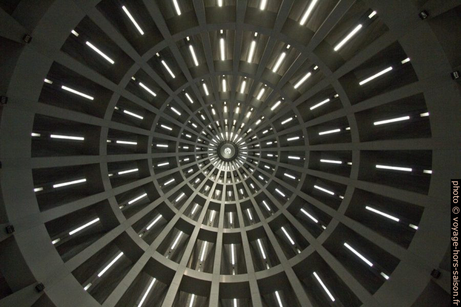 Coupole du Santuario delle Madonna delle Lacrime vue de l'intérieur. Photo © André M. Winter