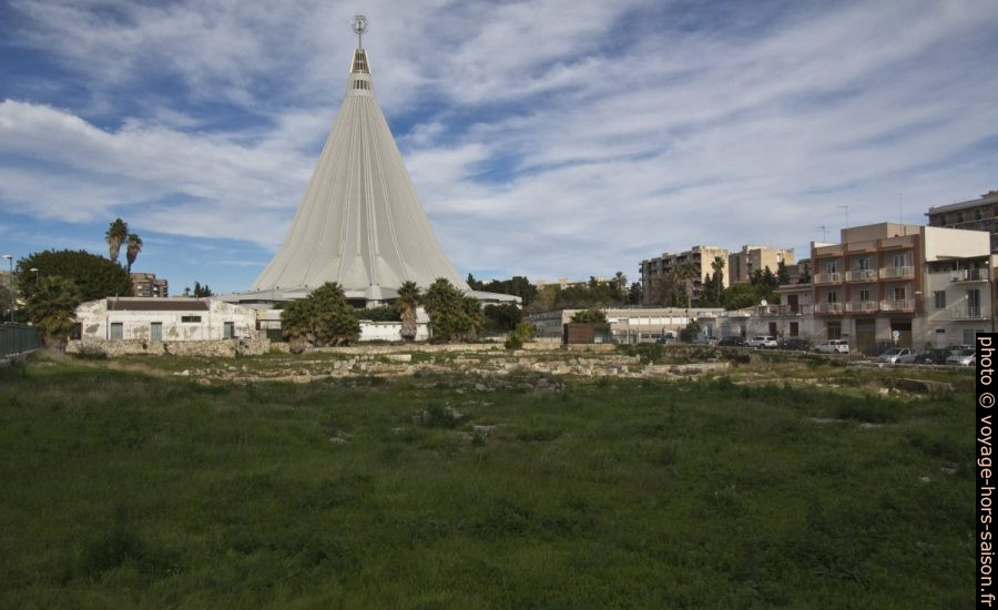Basilique du Santuario delle Madonna et les ruines au sud. Photo © André M. Winter