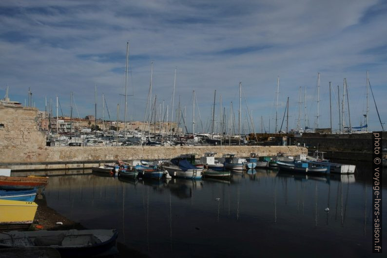 Port dans le détroit de Syracuse. Photo © Alex Medwedeff