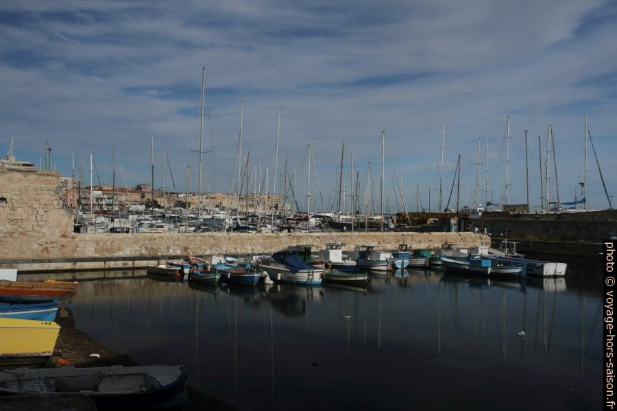 Port dans le détroit de Syracuse. Photo © Alex Medwedeff