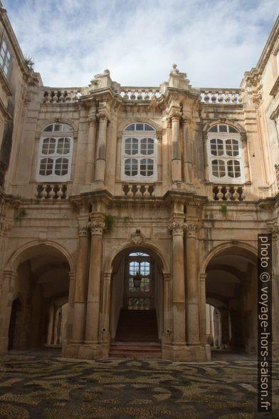 Cour du Palais Beneventano del Bosco. Photo © Alex Medwedeff