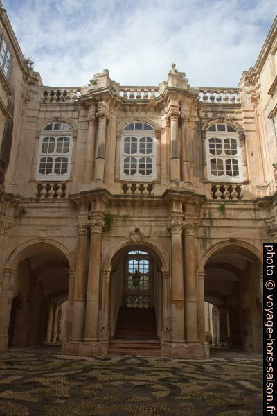 Cour du Palais Beneventano del Bosco. Photo © Alex Medwedeff