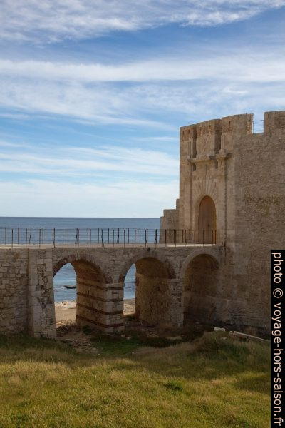 Pont du Castello Maniace. Photo © Alex Medwedeff
