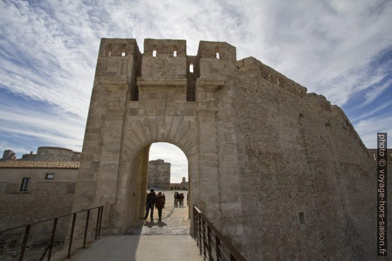 Porte côte terre du Castello Maniace. Photo © André M. Winter