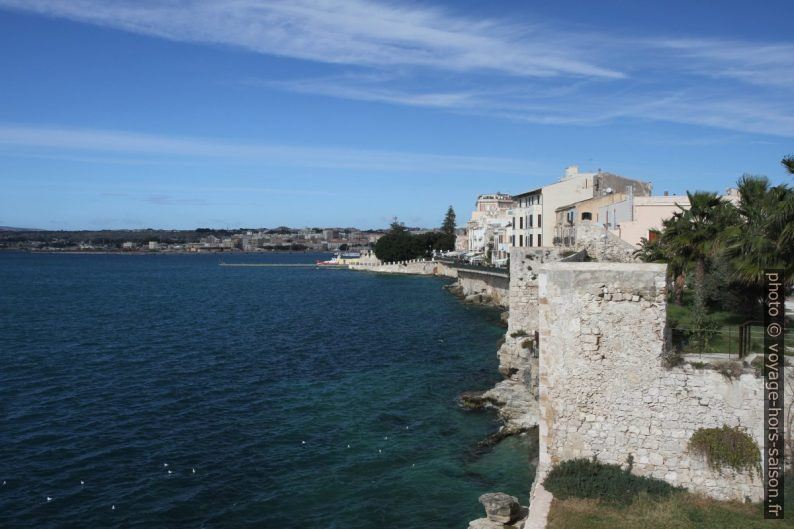 Face ouest de l'Île d'Ortygie. Photo © Alex Medwedeff