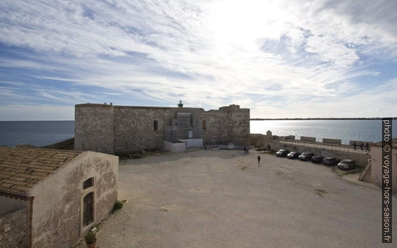 Cour du Castello Maniace en travaux. Photo © André M. Winter