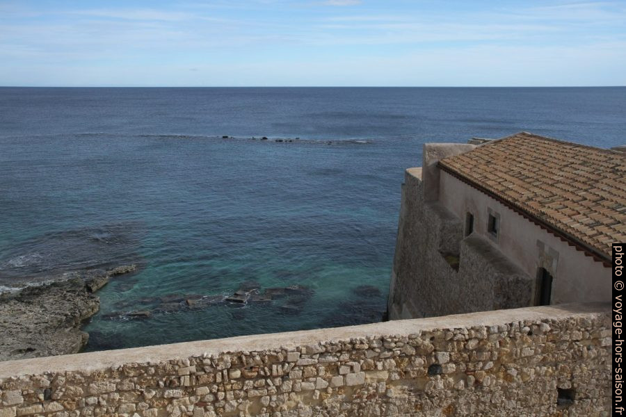 Vue du Castello Maniace sur la mer à l'est. Photo © Alex Medwedeff