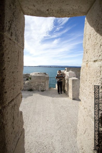 Alex vue d'une échauguette du Castello Maniace. Photo © André M. Winter