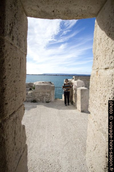 Alex vue d'une échauguette du Castello Maniace. Photo © André M. Winter