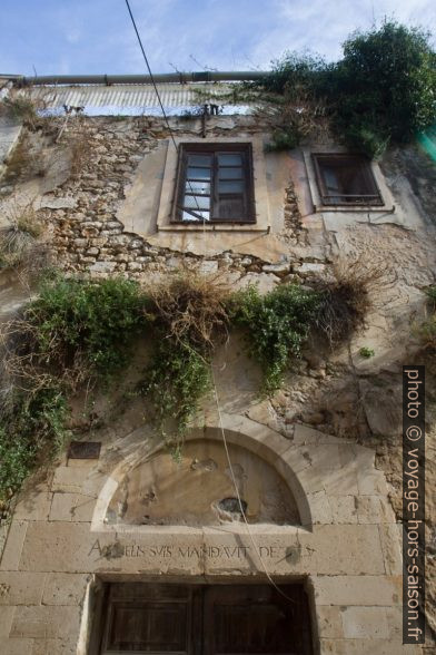 Maison en ruine dans la Via delle Vergini. Photo © Alex Medwedeff