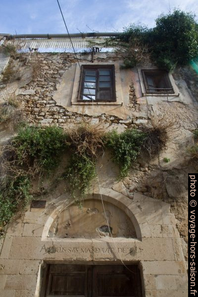 Maison en ruine dans la Via delle Vergini. Photo © Alex Medwedeff