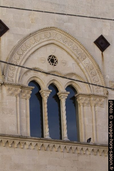Fenêtre à trois baies du Palazzo Mergulese-Montalto. Photo © André M. Winter