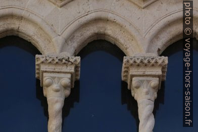 Colonnes et chapiteaux des baies du Palazzo Mergulese-Montalto. Photo © André M. Winter