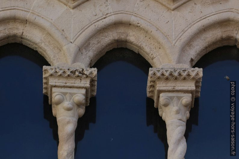 Colonnes et chapiteaux des baies du Palazzo Mergulese-Montalto. Photo © André M. Winter